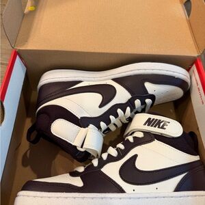 NEW - Nike Boys Sneakers Size 3.5
